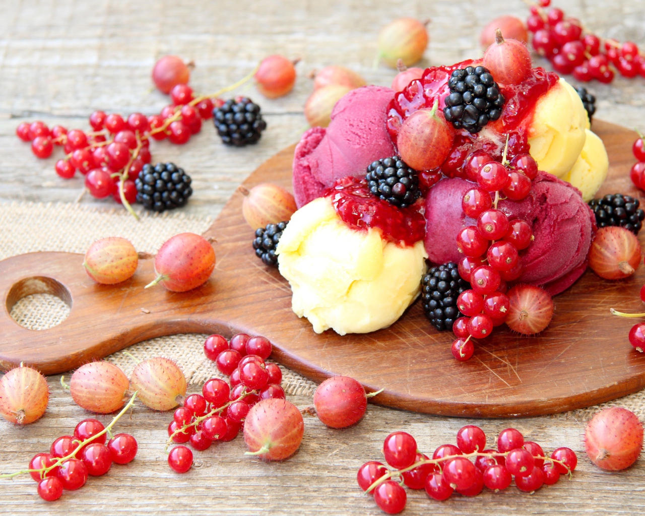 Мороженое и ягоды на разделочной доске