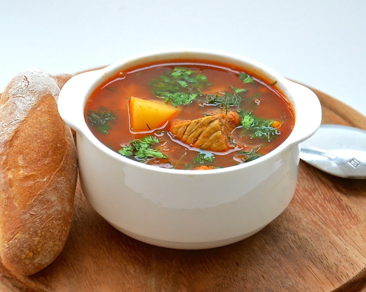 Мясной суп с булочками