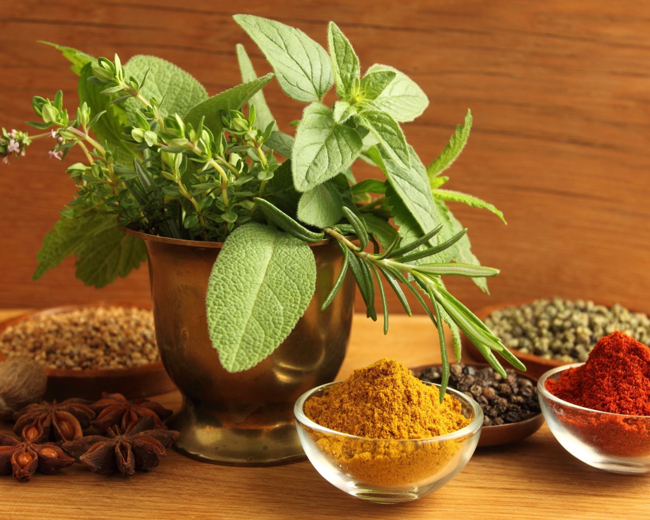 Мята и сухие специи для кулинарии