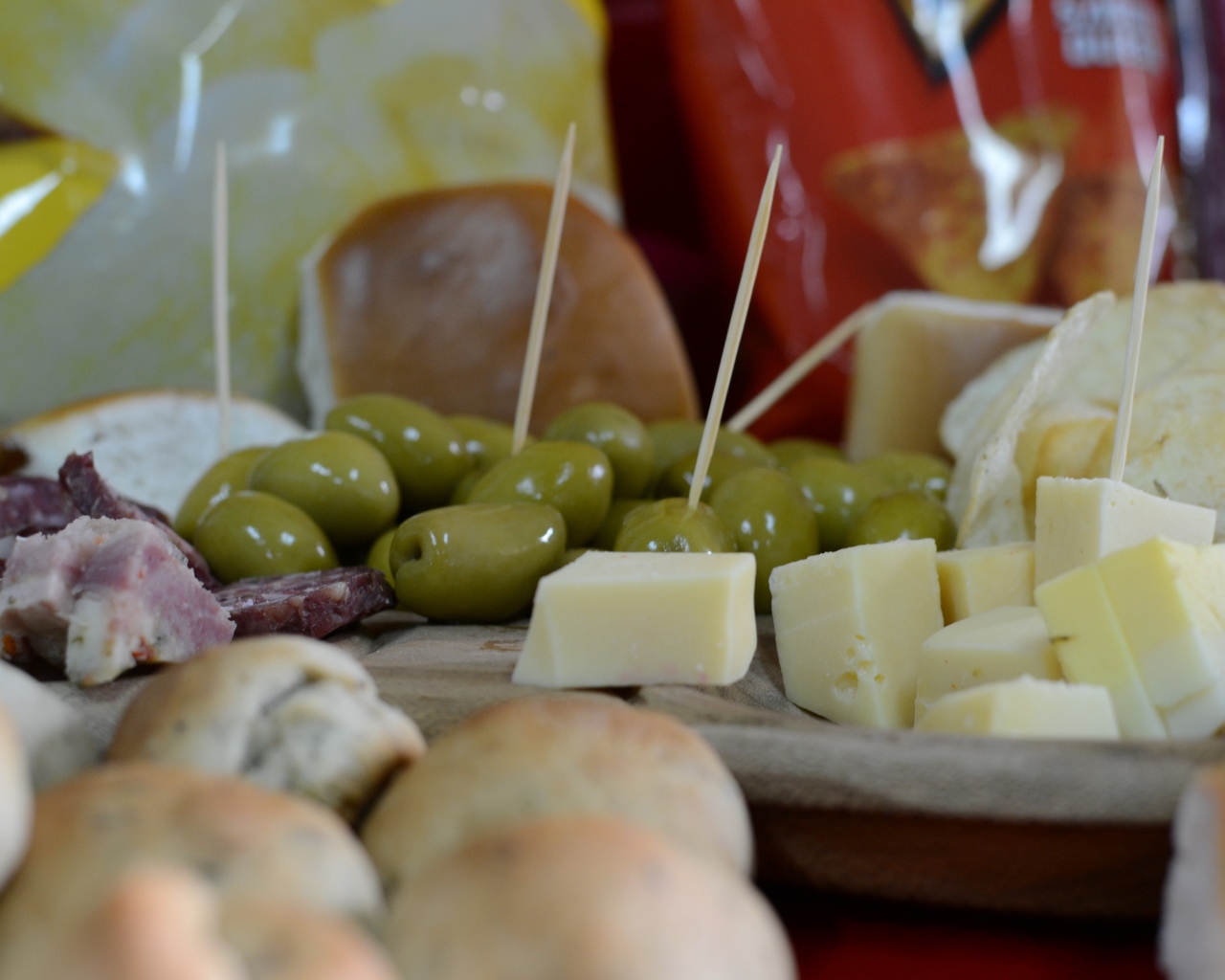 Кусочки сыра и оливки в качестве закуски