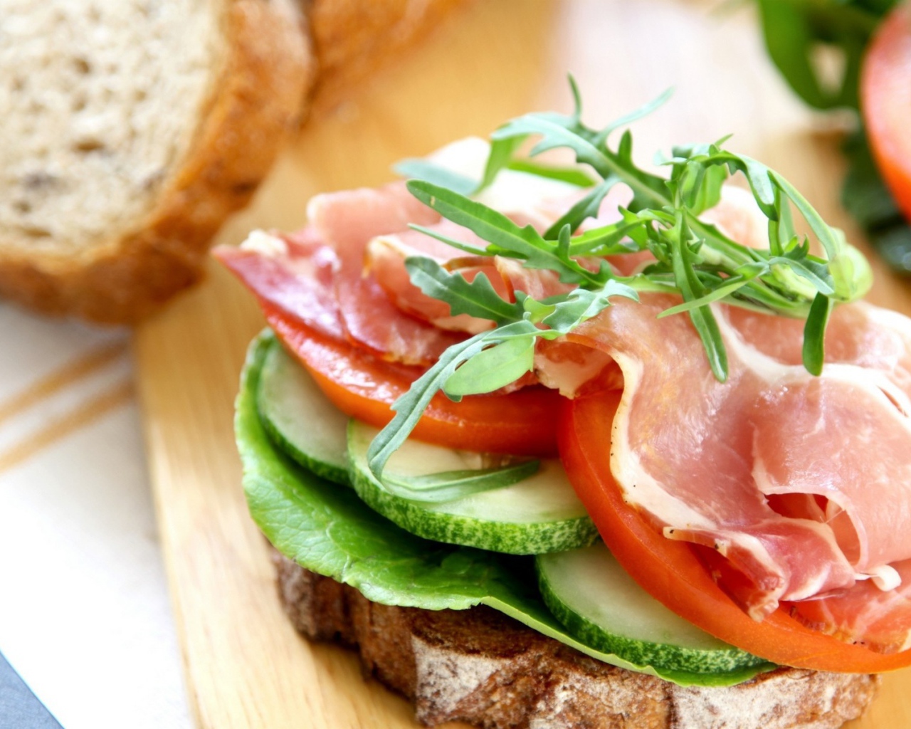 Бутерброд со свежими овощами и ветчиной