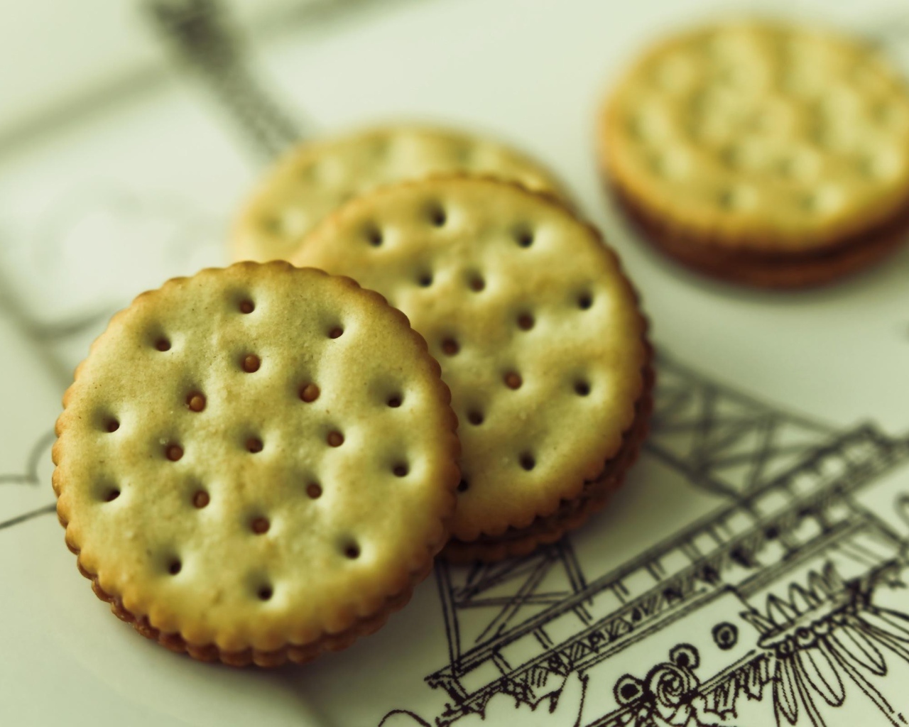 Несколько крекеров с начинкой