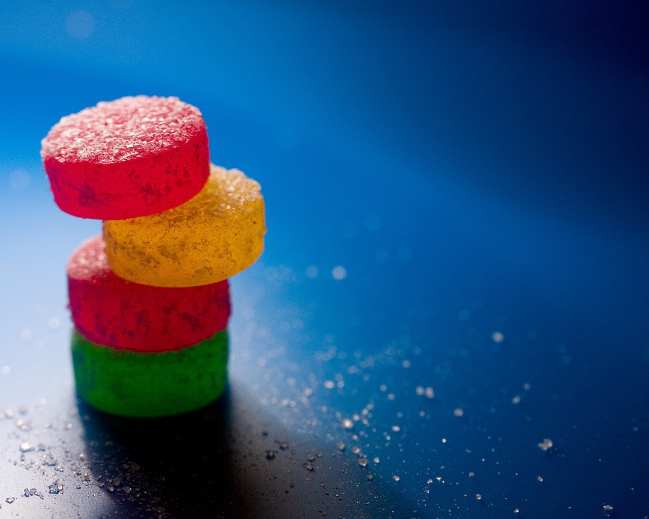 Стопка мармелада на голубой поверхности