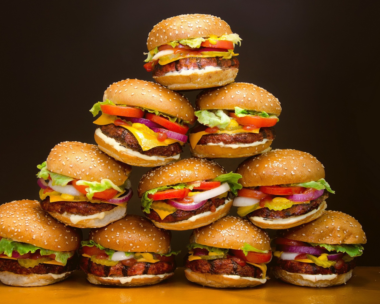 Треугольная горка из бургеров