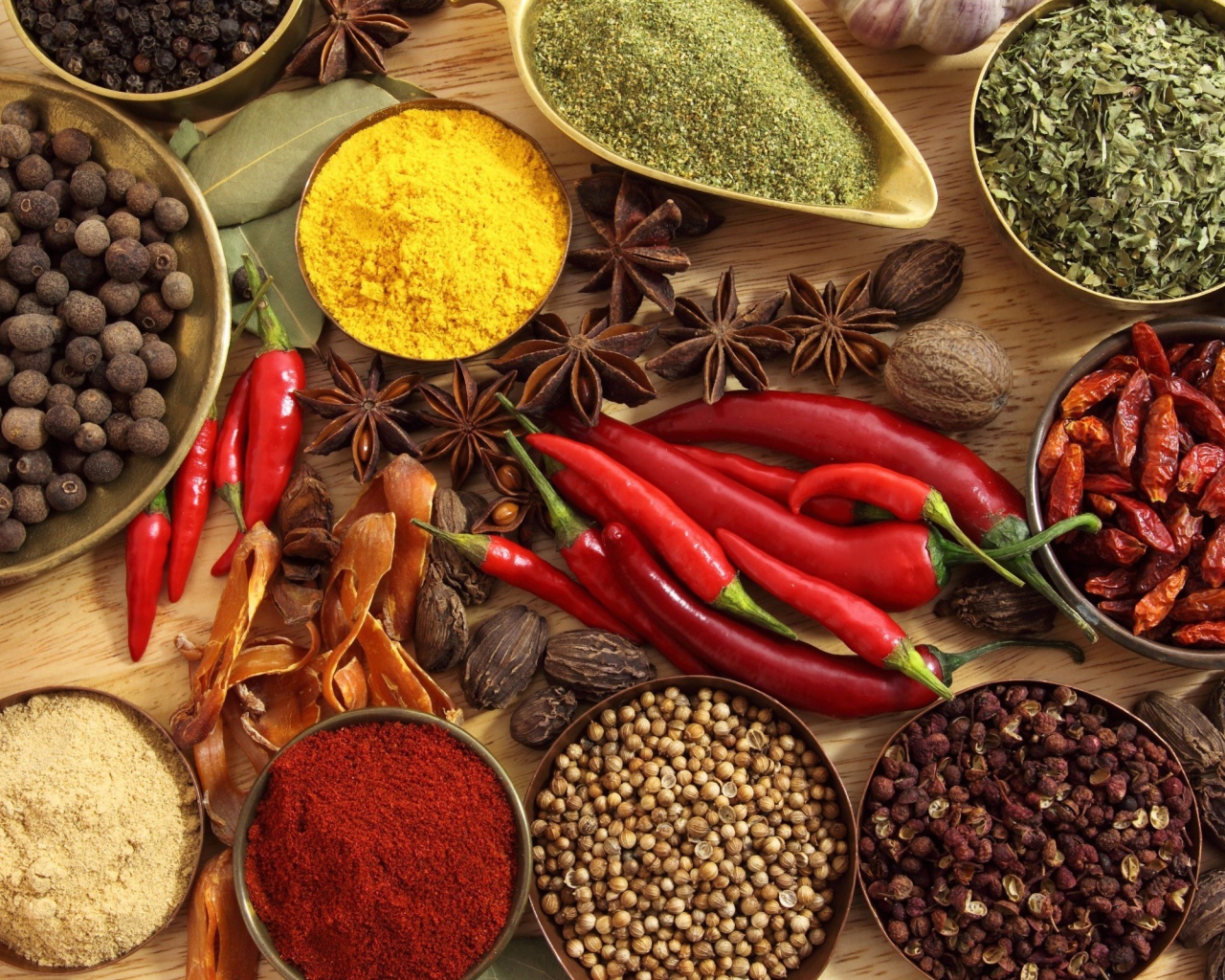 Разнообразие специй на столе