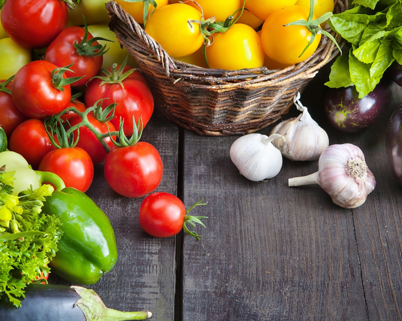 Овощи на деревянном столе