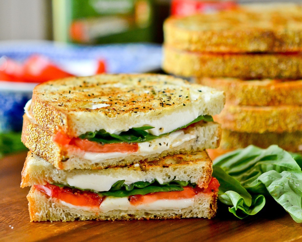 Теплые бутерброды с сыром и овощами