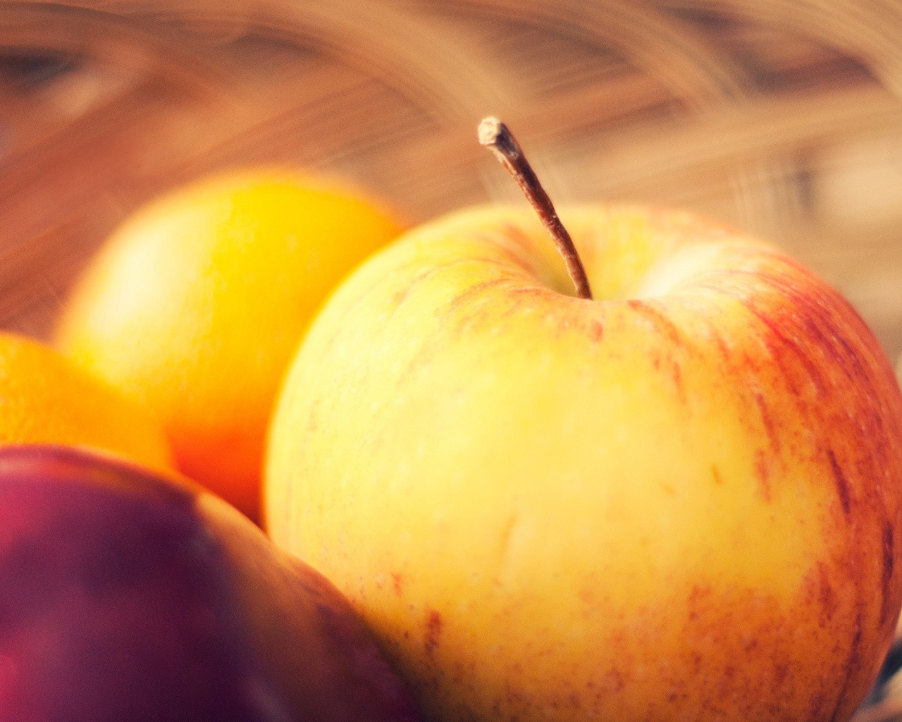 Яблоко и другие фрукты в корзинке