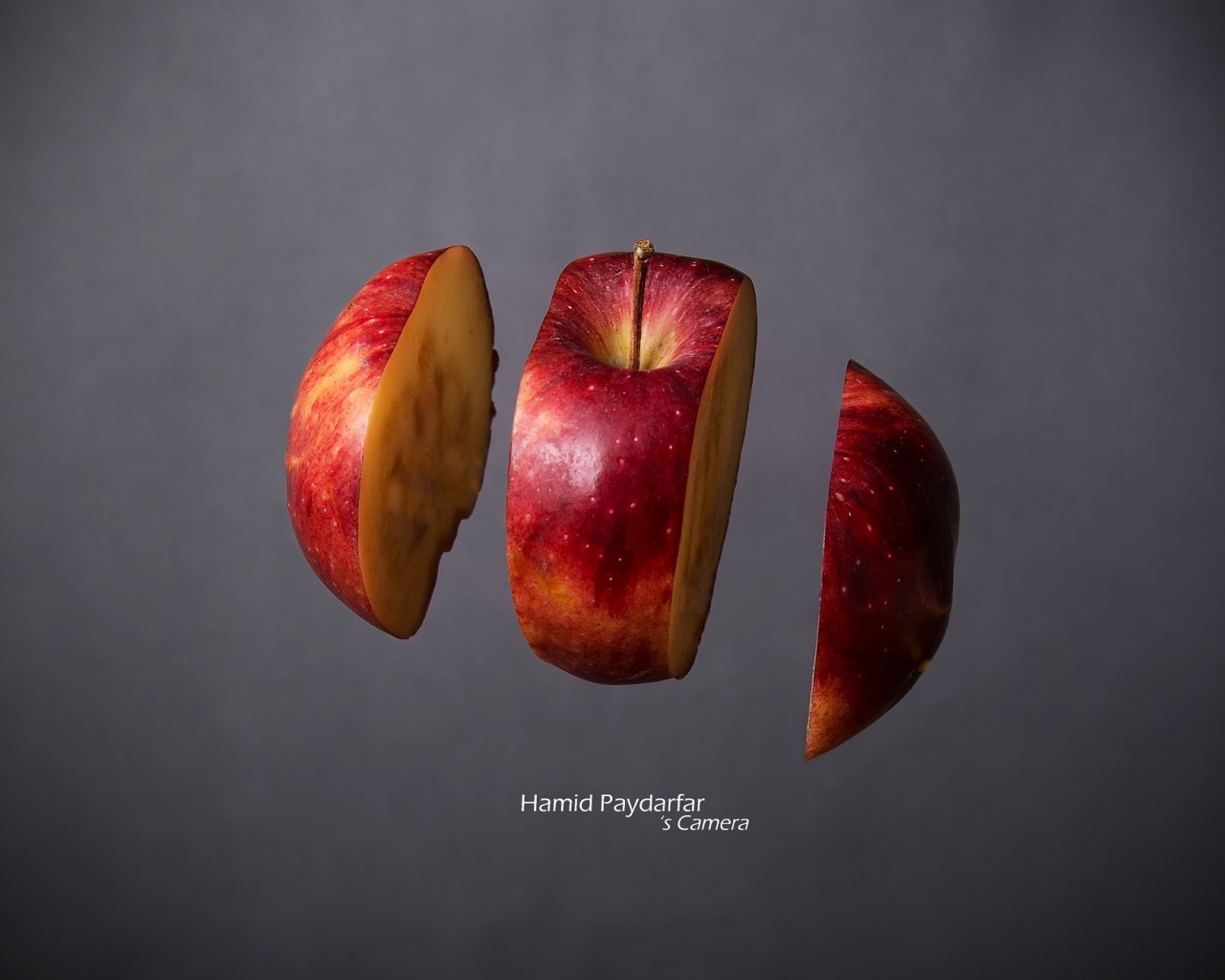 Яблоко разрезано на три части