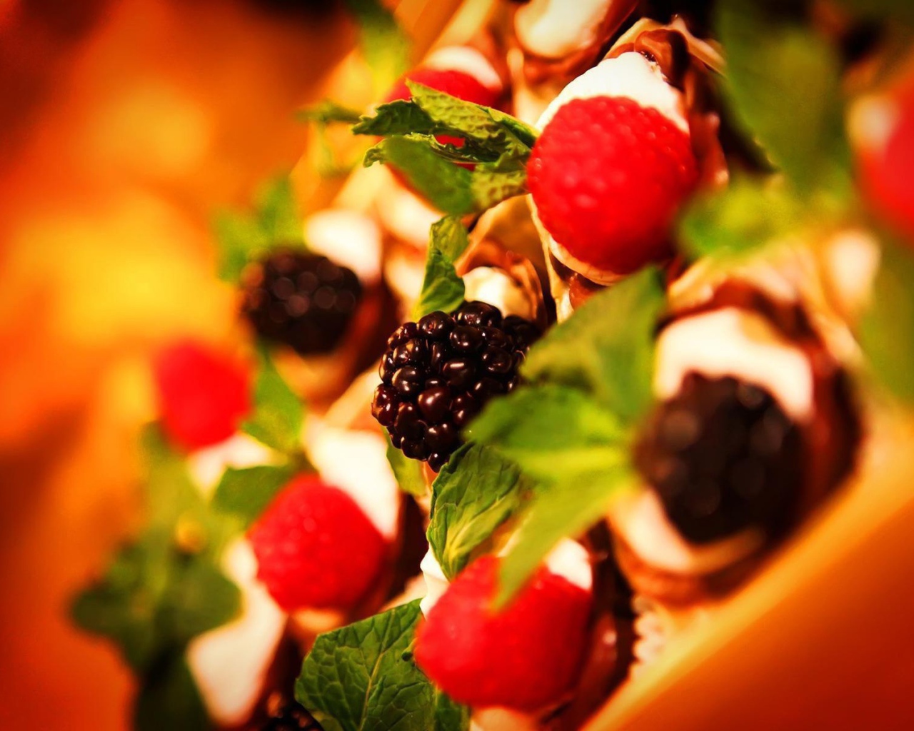 Ягоды среди листьев мяты