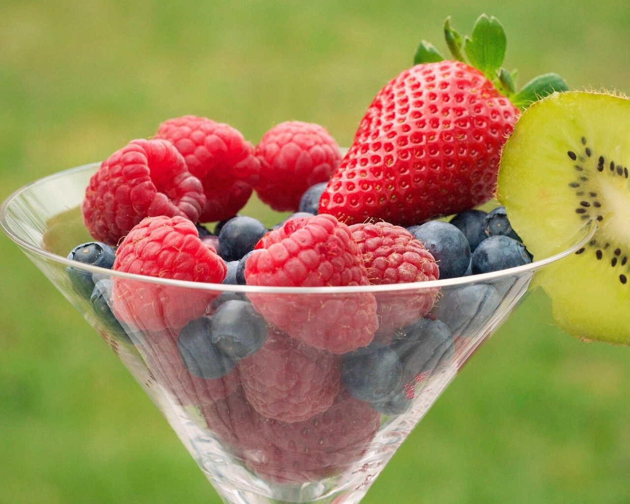 Ягодный микс с киви