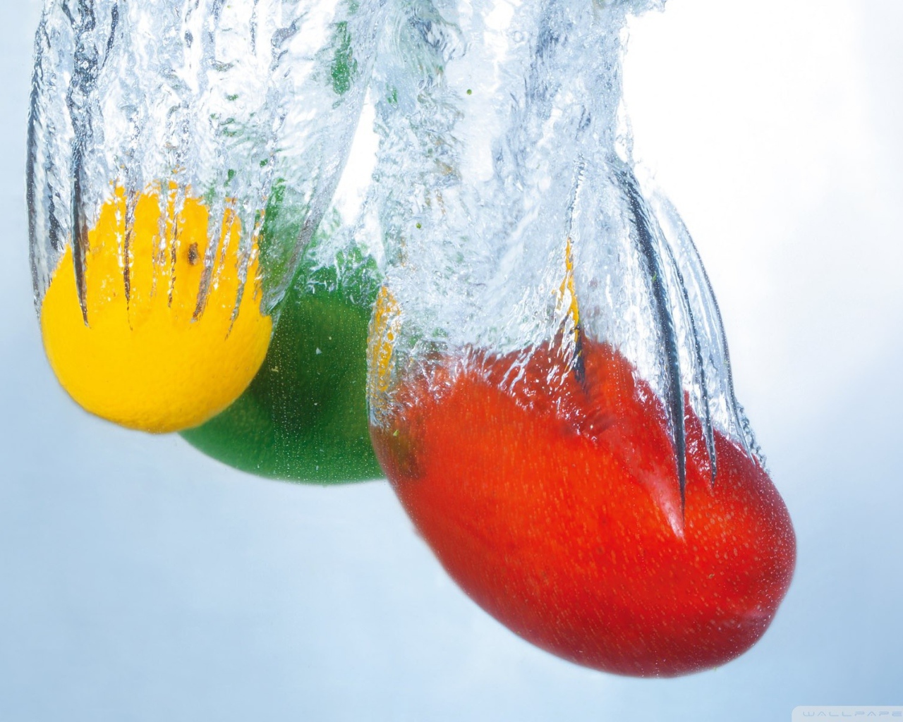 Яркие фрукты в воде