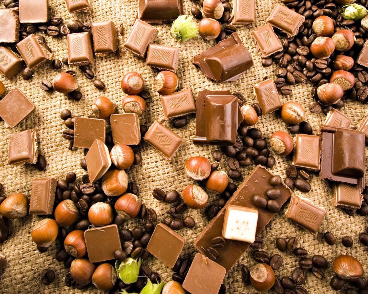 Шоколад и орехи на мешковине