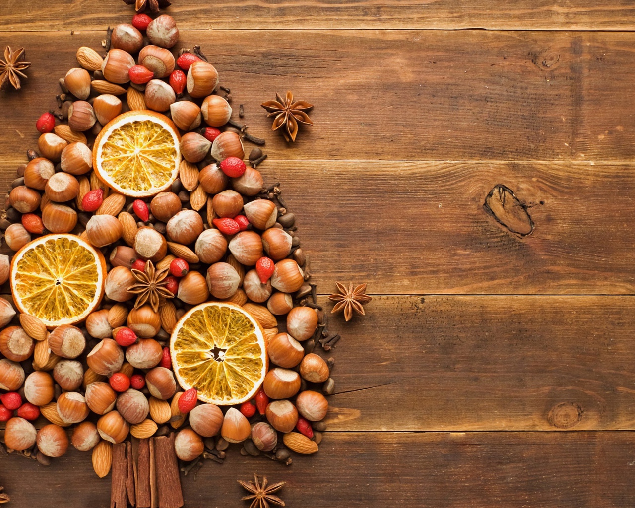 Рождественское дерево из орехов и фруктов