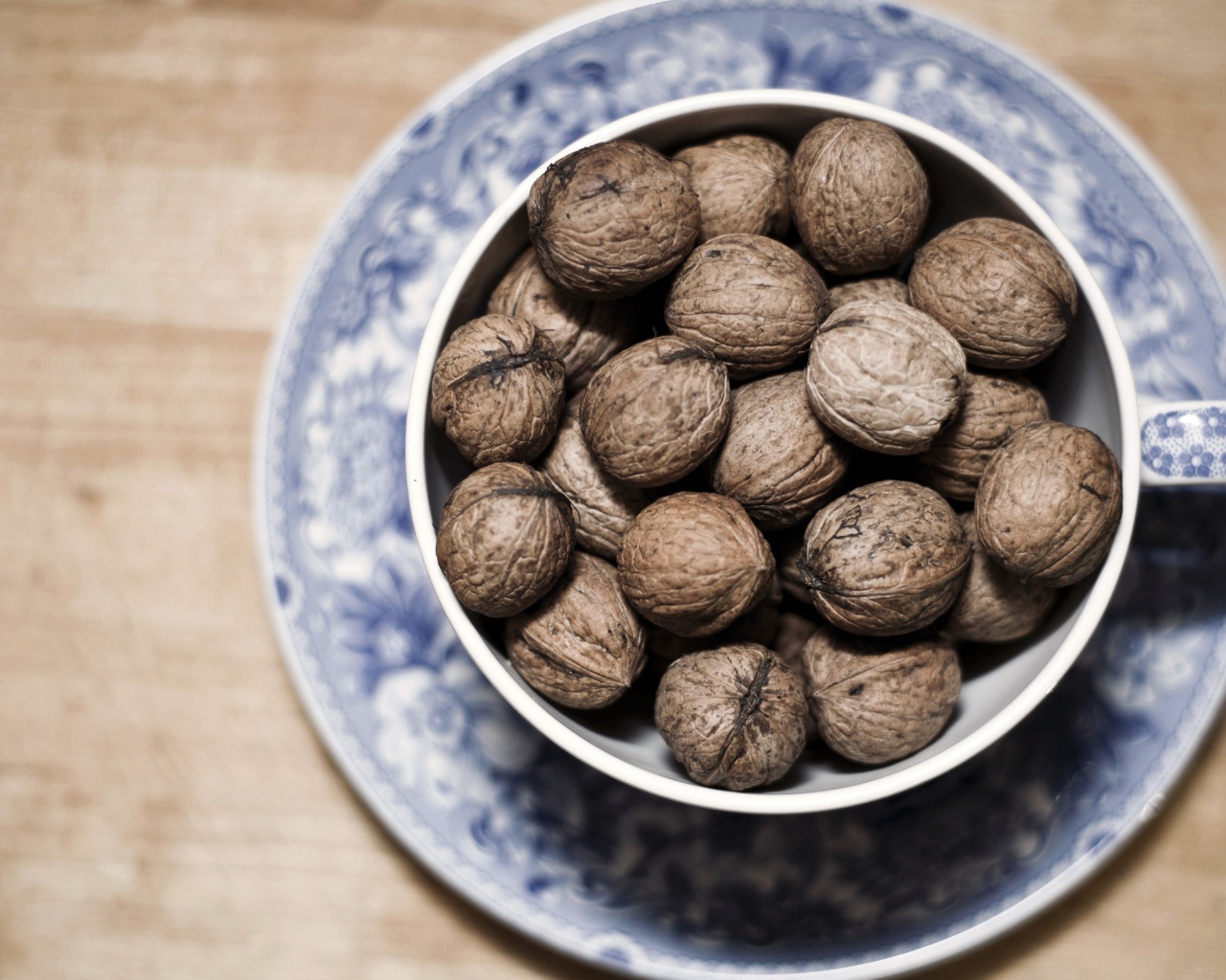 Чашка с грецкими орехами