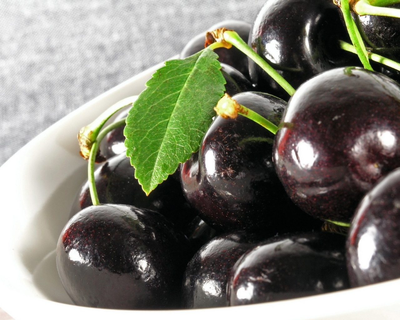 Темно красные спелые вишни