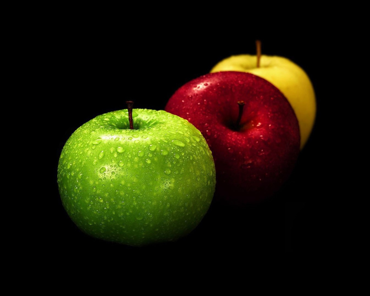 Капли воды на яблоках разного цвета
