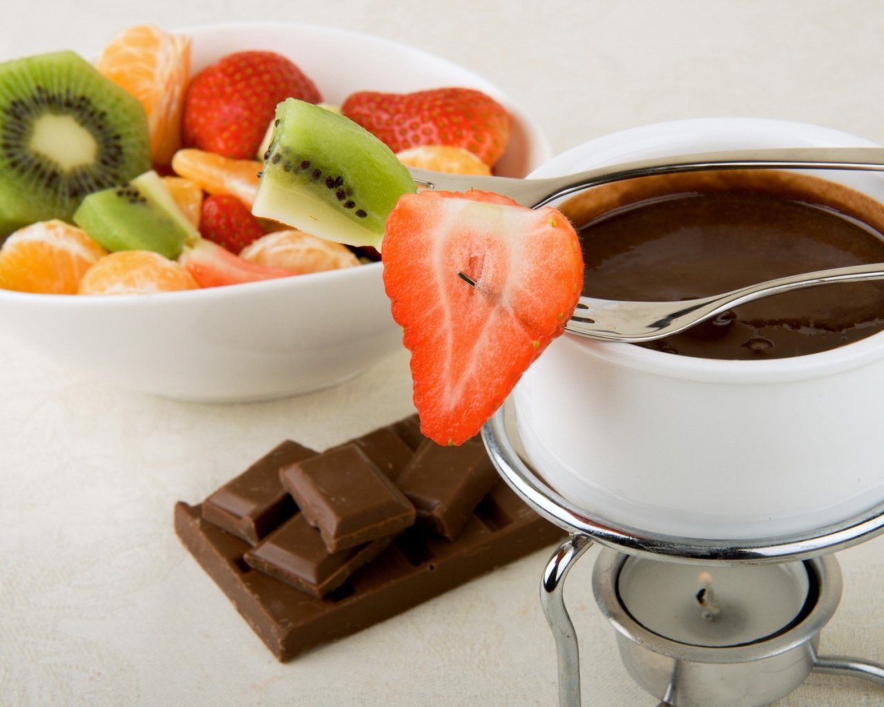 Кусочки фруктов с расплавленным шоколадом