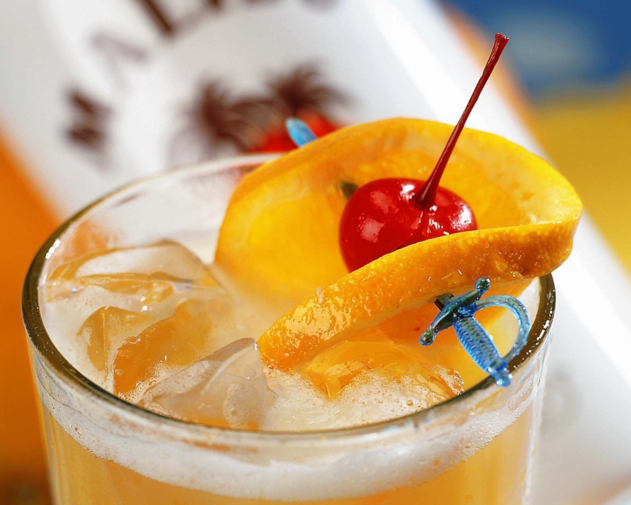 Фрукты на шпажке в молочном коктейле