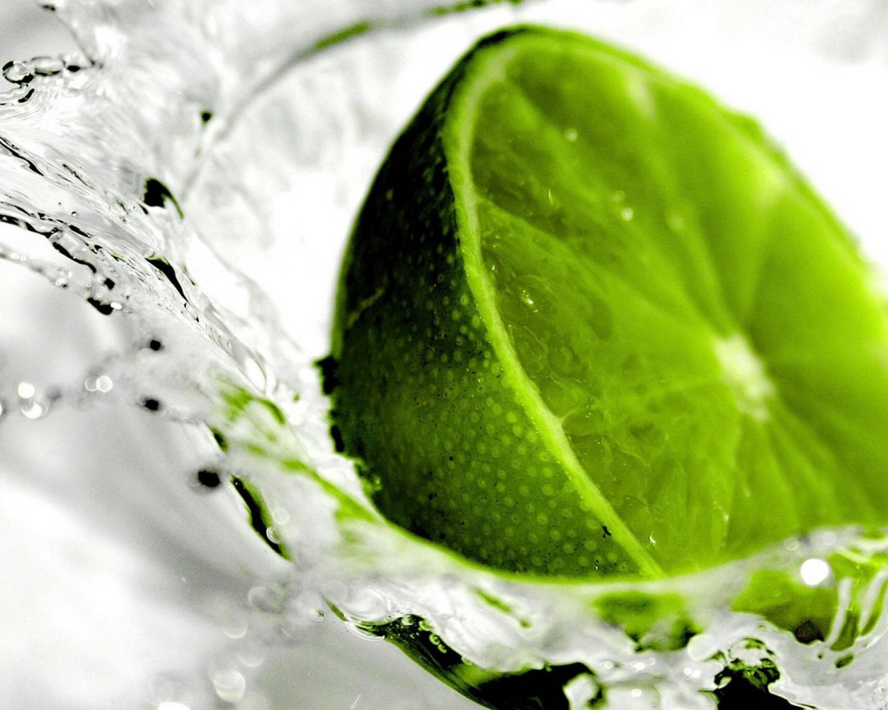 Половинка лайма в воде