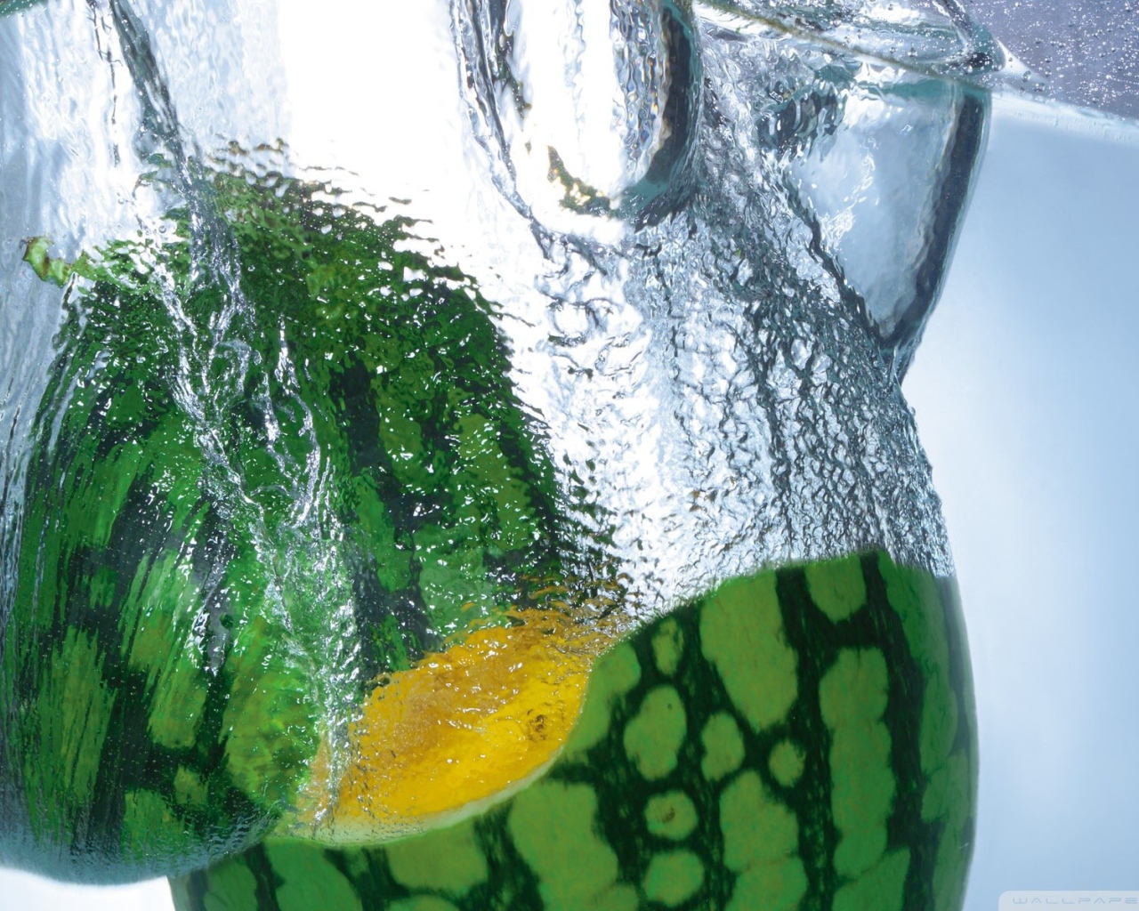 Половинки арбуза в воде