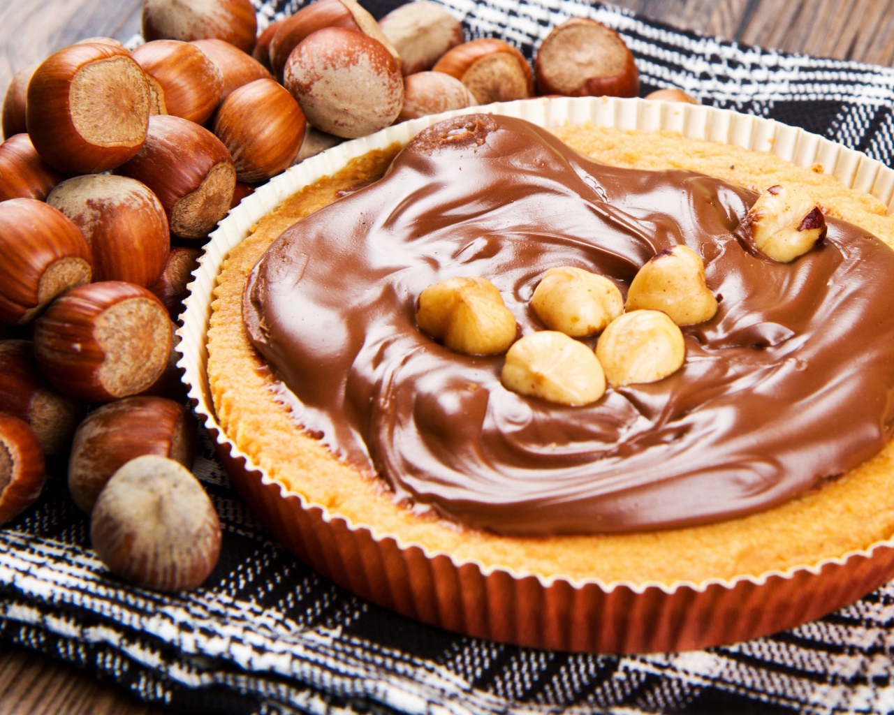 Лесные орехи на шоколадном муссе