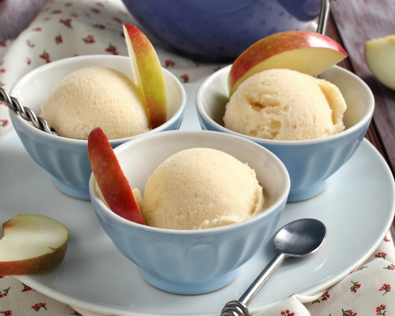 Мороженое из манго с ломтиками яблок