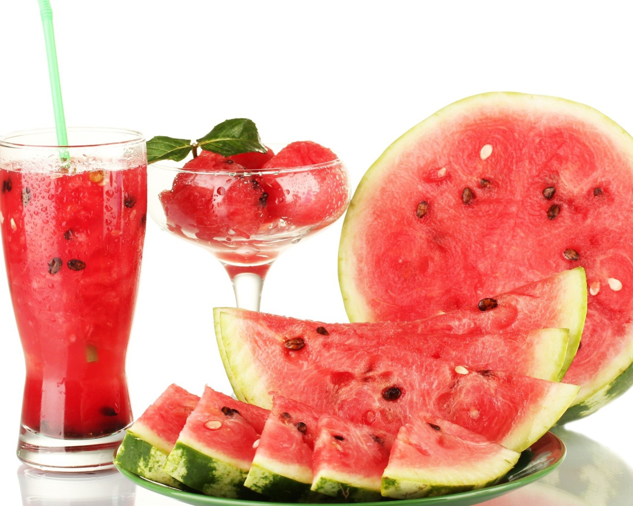 Сок и ломтики арбуза