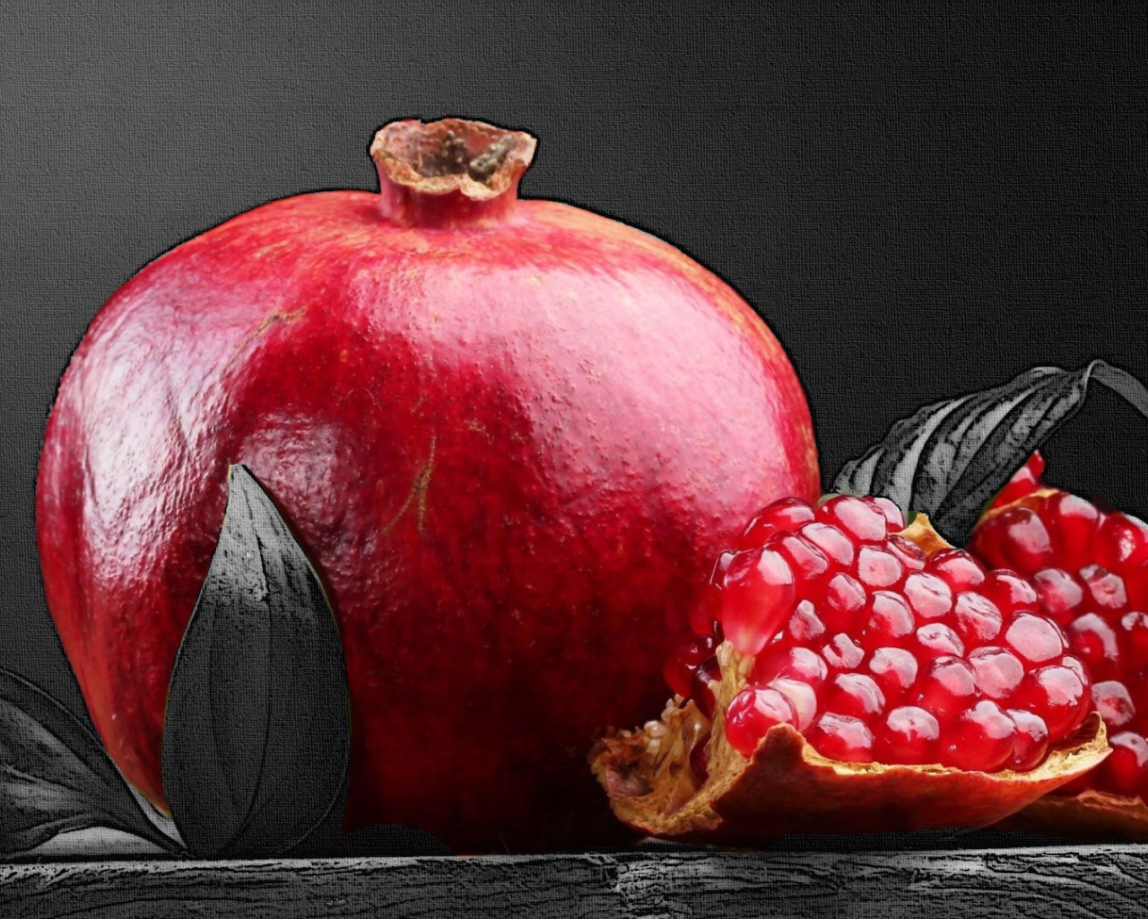 Сочный гранат на черном фоне