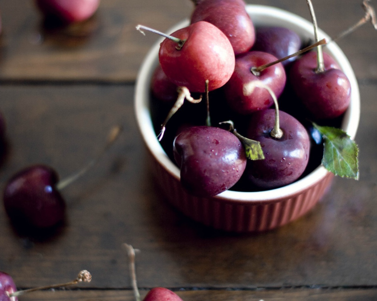 Макро фото спелых вишен