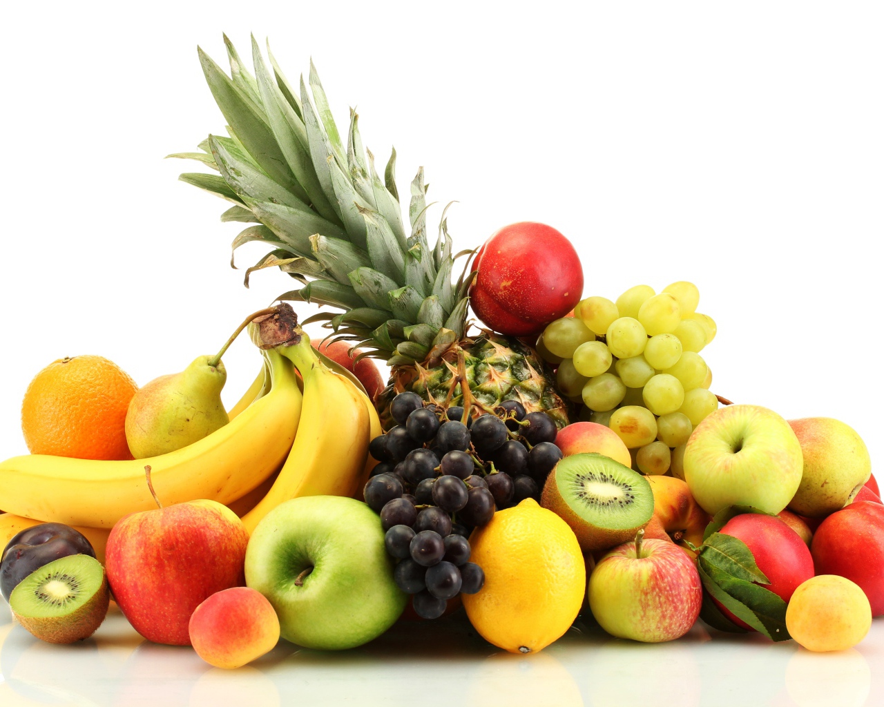 Ананас и фрукты