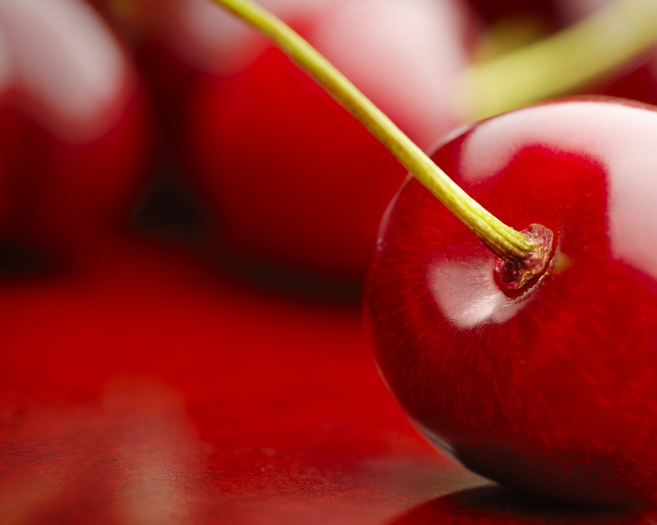 Красная вишня на красном столе