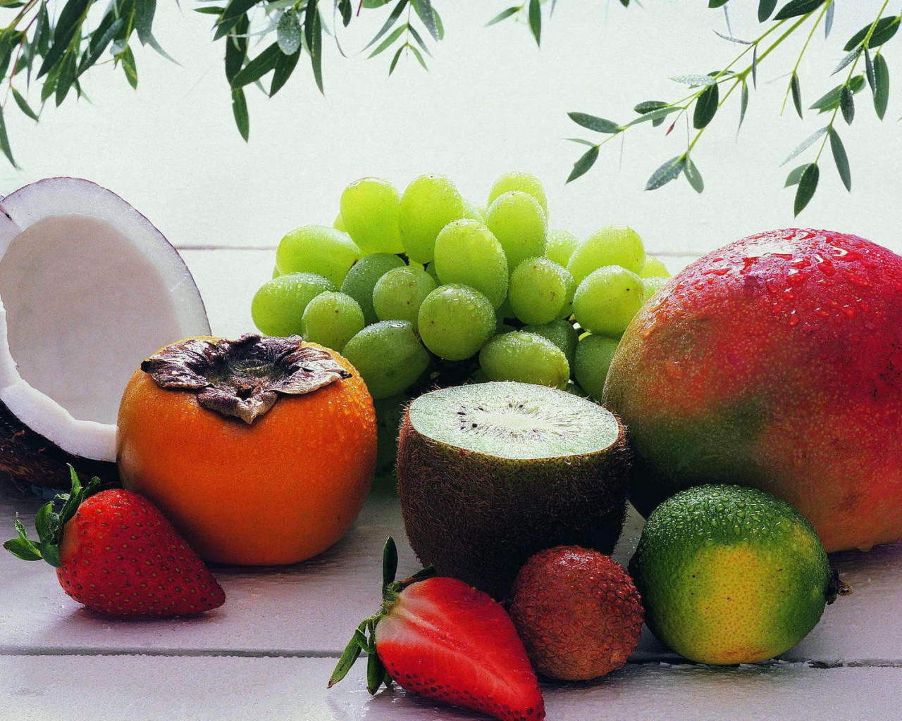 Богатый стол с экзотическими фруктами