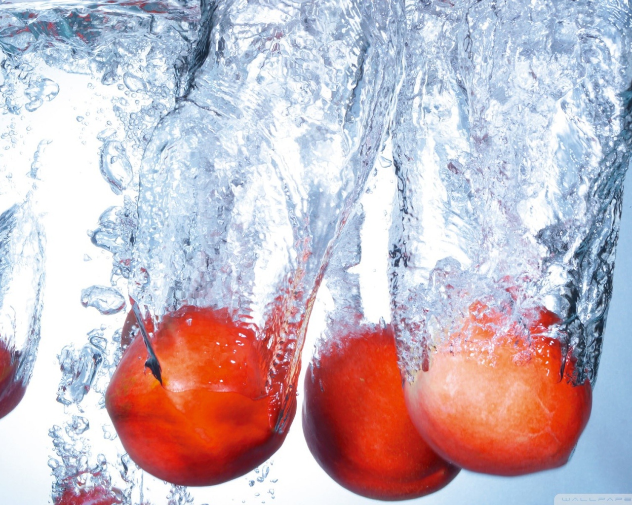 Спелые персики в воде