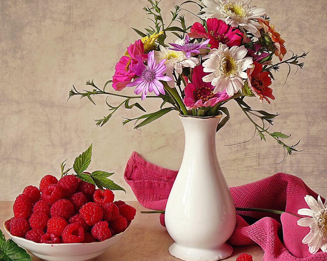 Блюдце с малиной и букет цветов