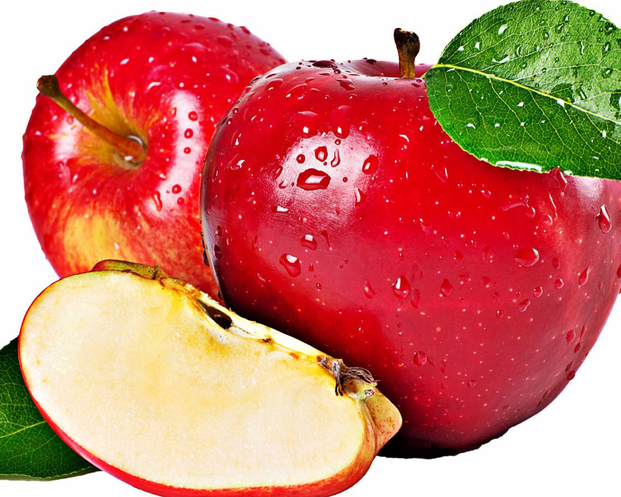 Ломтик спелого красного яблока