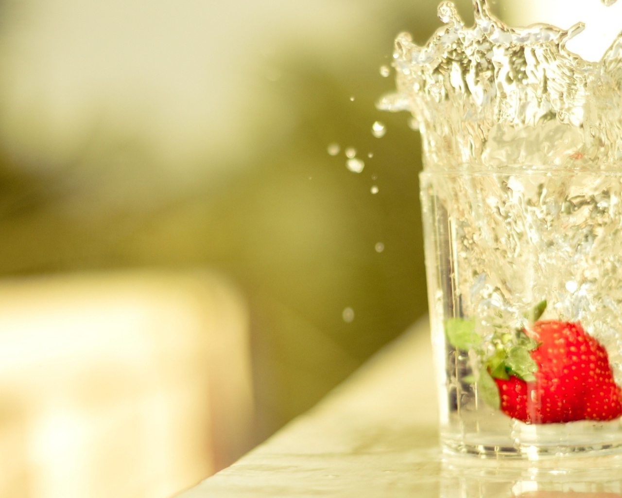 Клубника подняла бурю в стакане