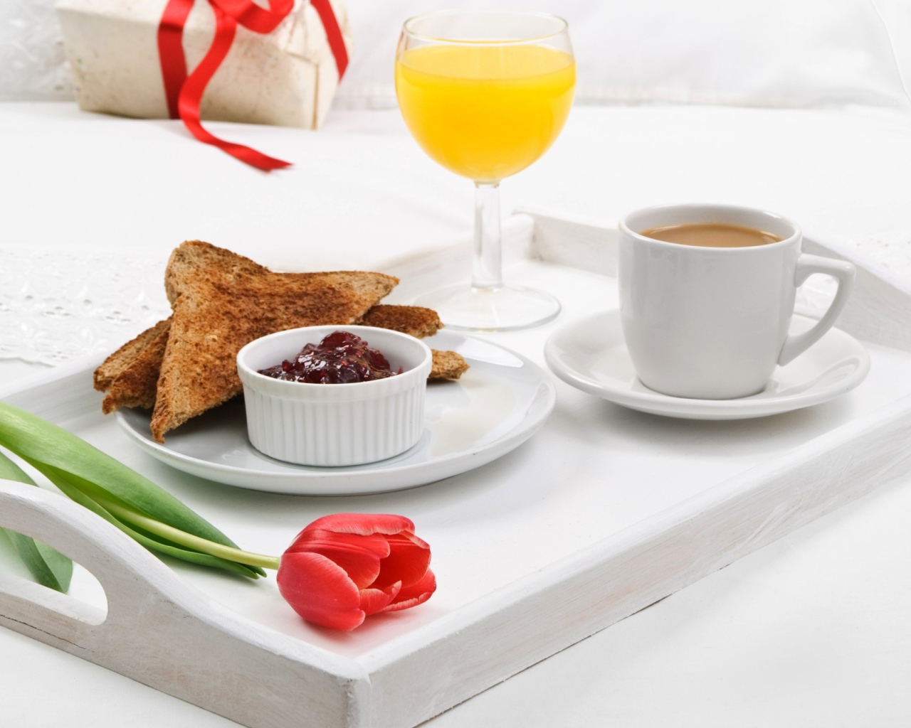 Завтрак на белом подносе