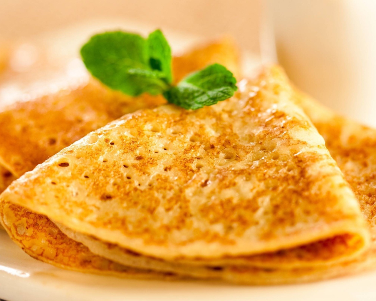 Листик мяты украшает блинчики