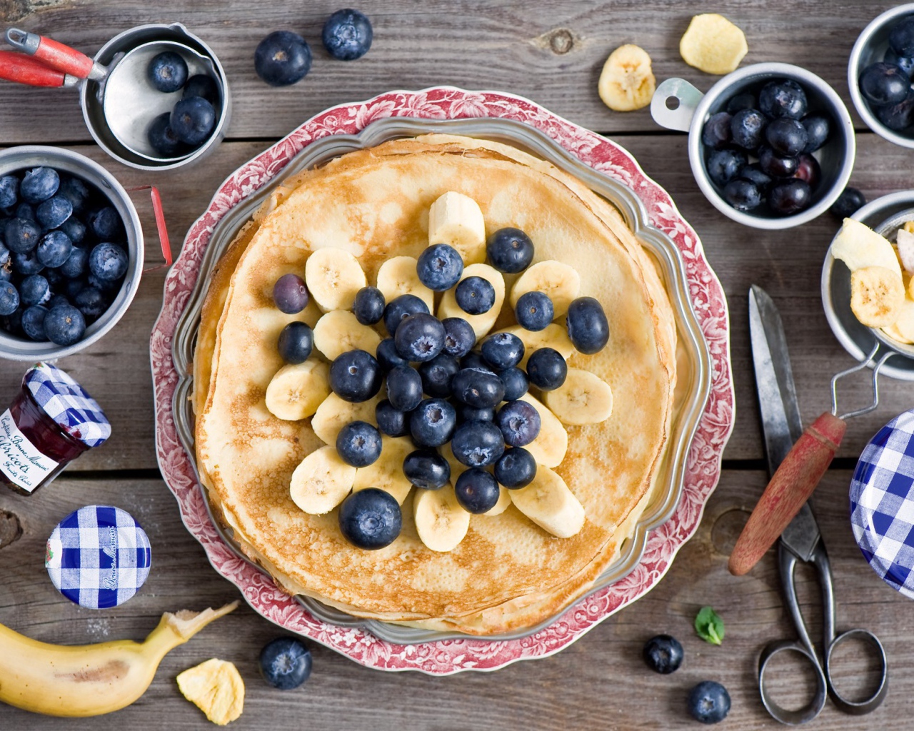 Блины с бананом и черникой