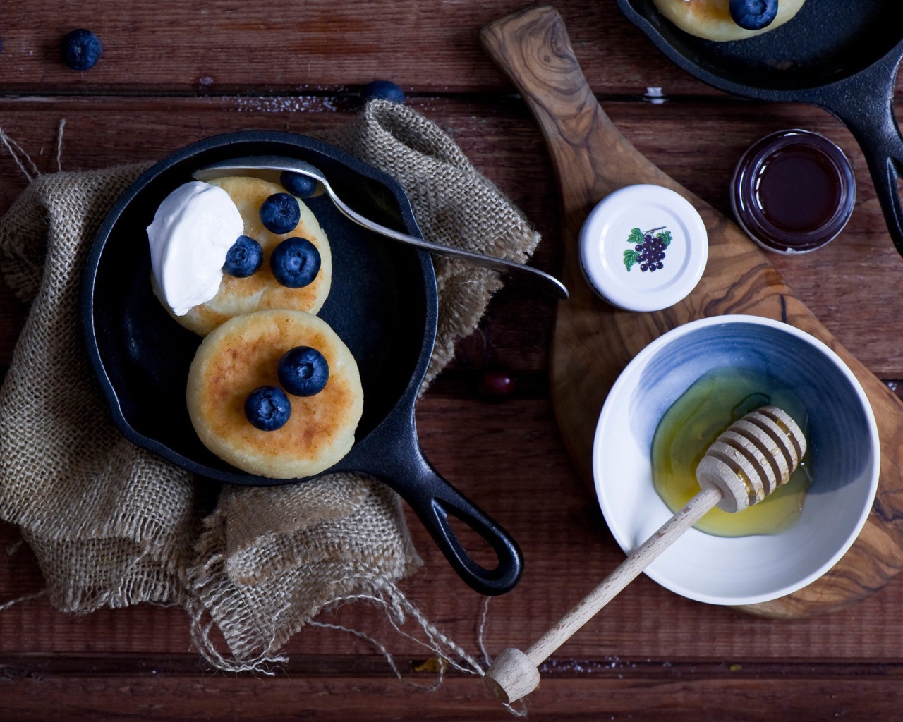 Оладьи с черникой и медом