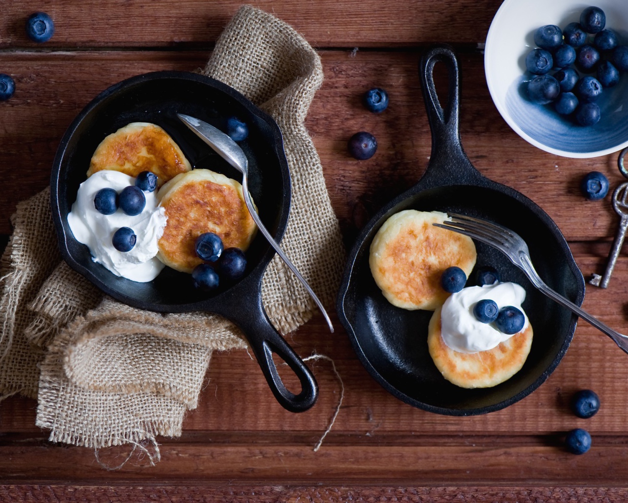 Оладьи с кремом и черникой