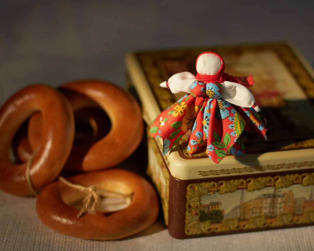 Несколько бубликов и коробка с чаем