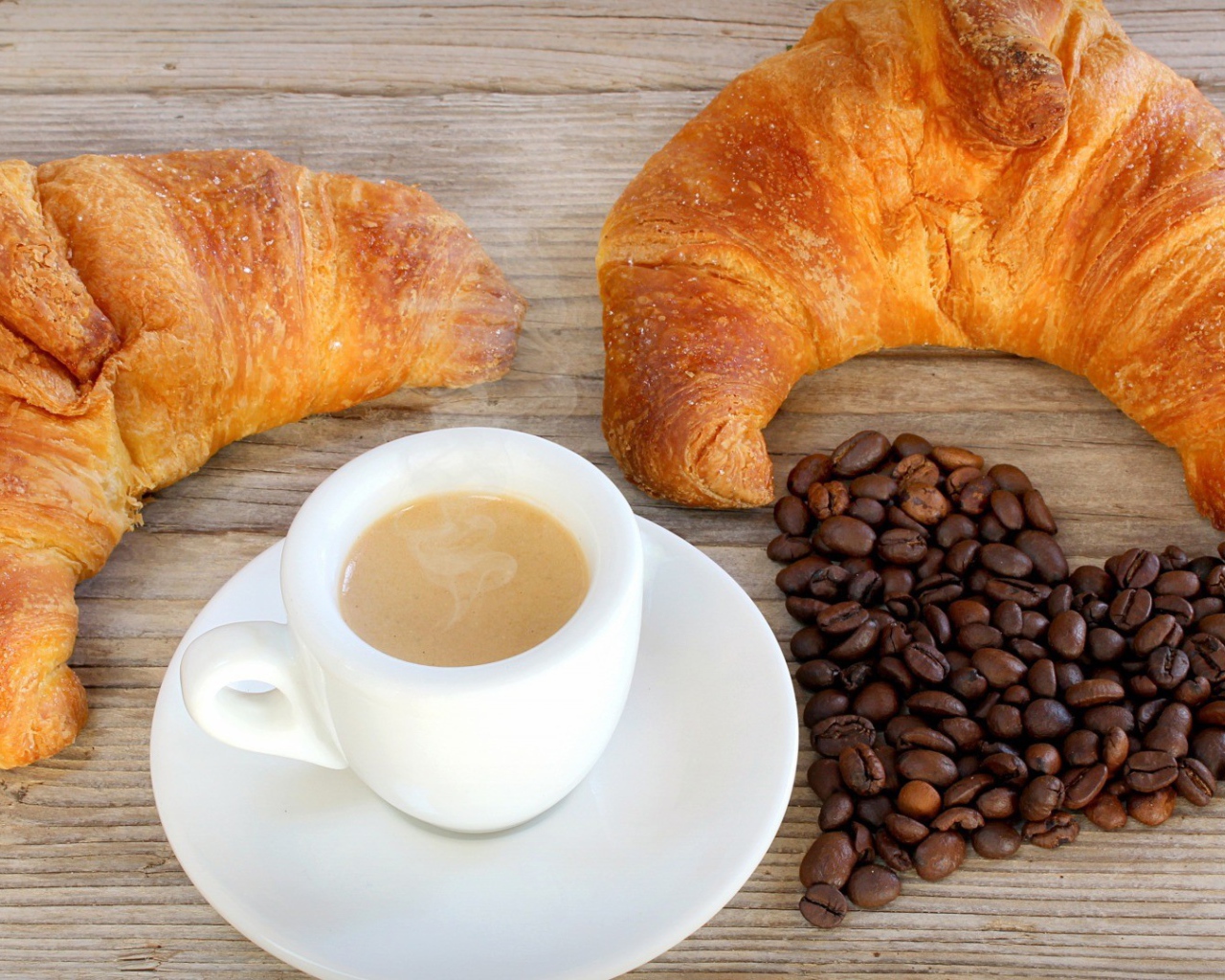 Два французских круассана и чашка кофе