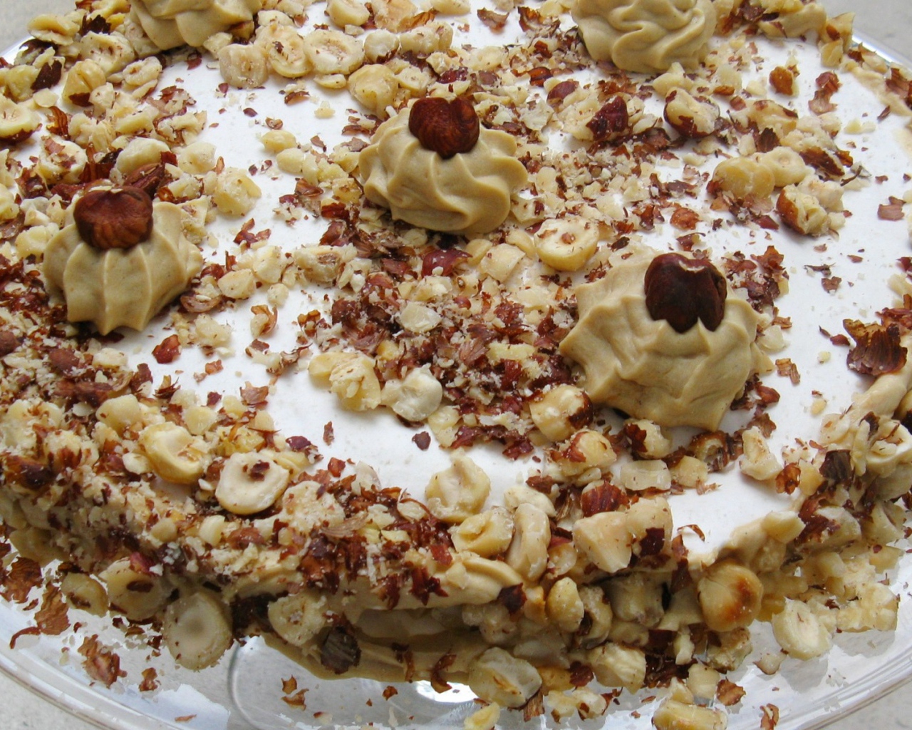 Торт, посыпанный орехами