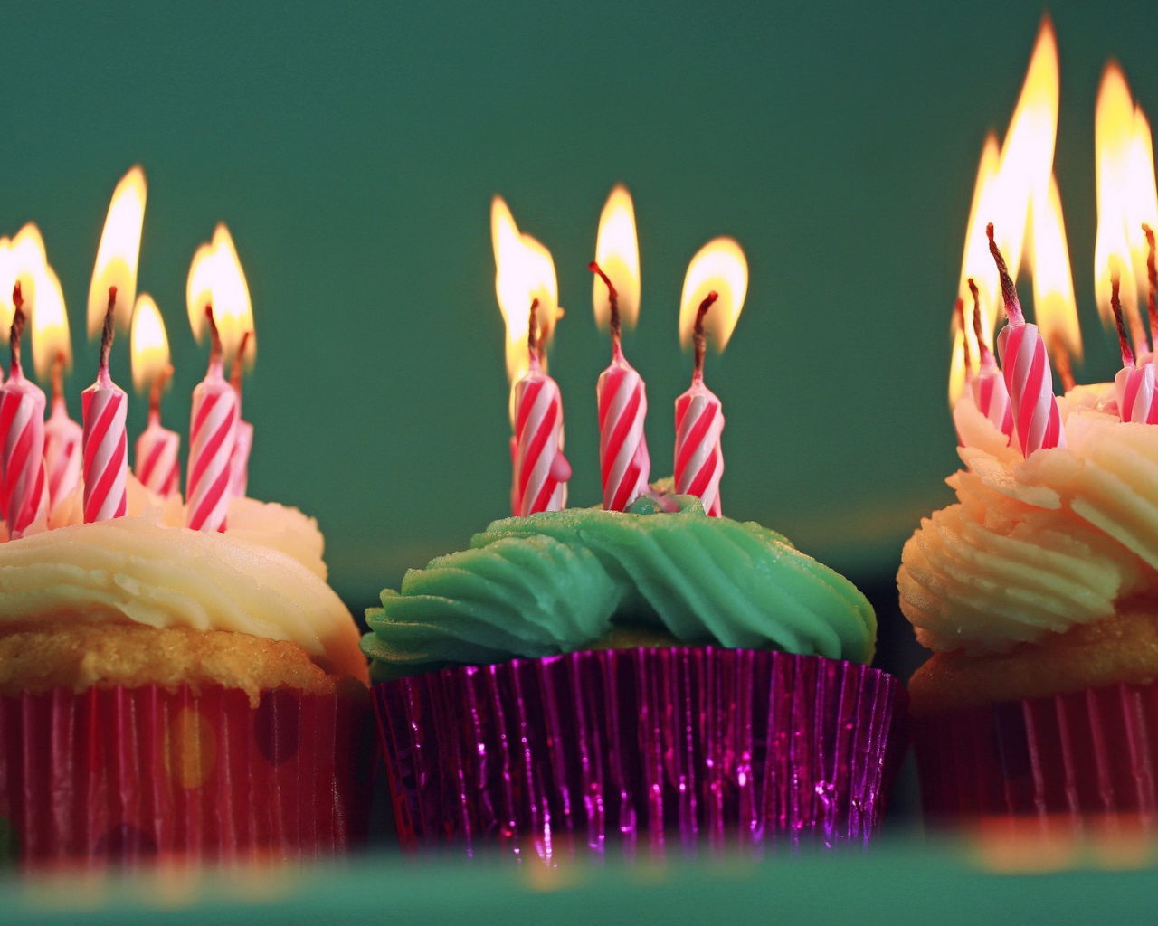 Свечи в праздничных кексах