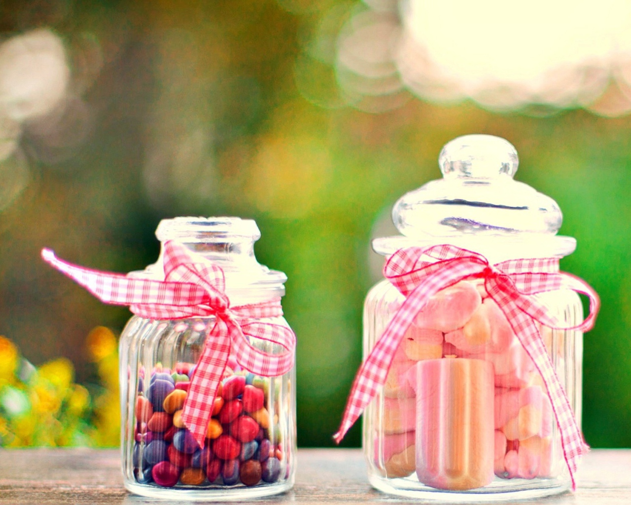 Конфеты в банках, повязанных лентой