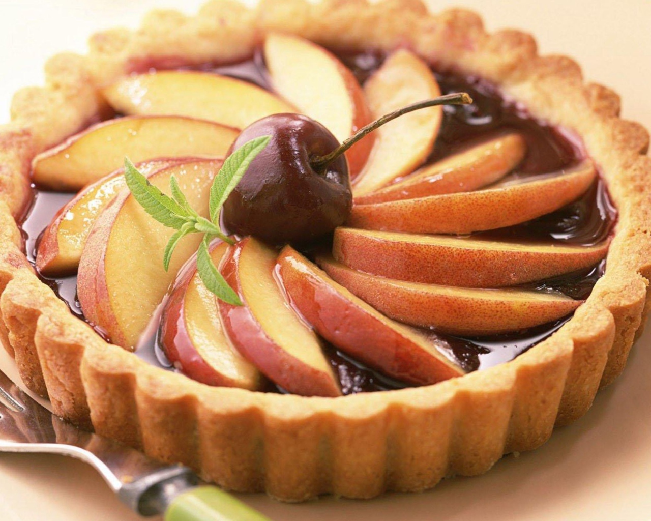 Вишня на яблочном десерте