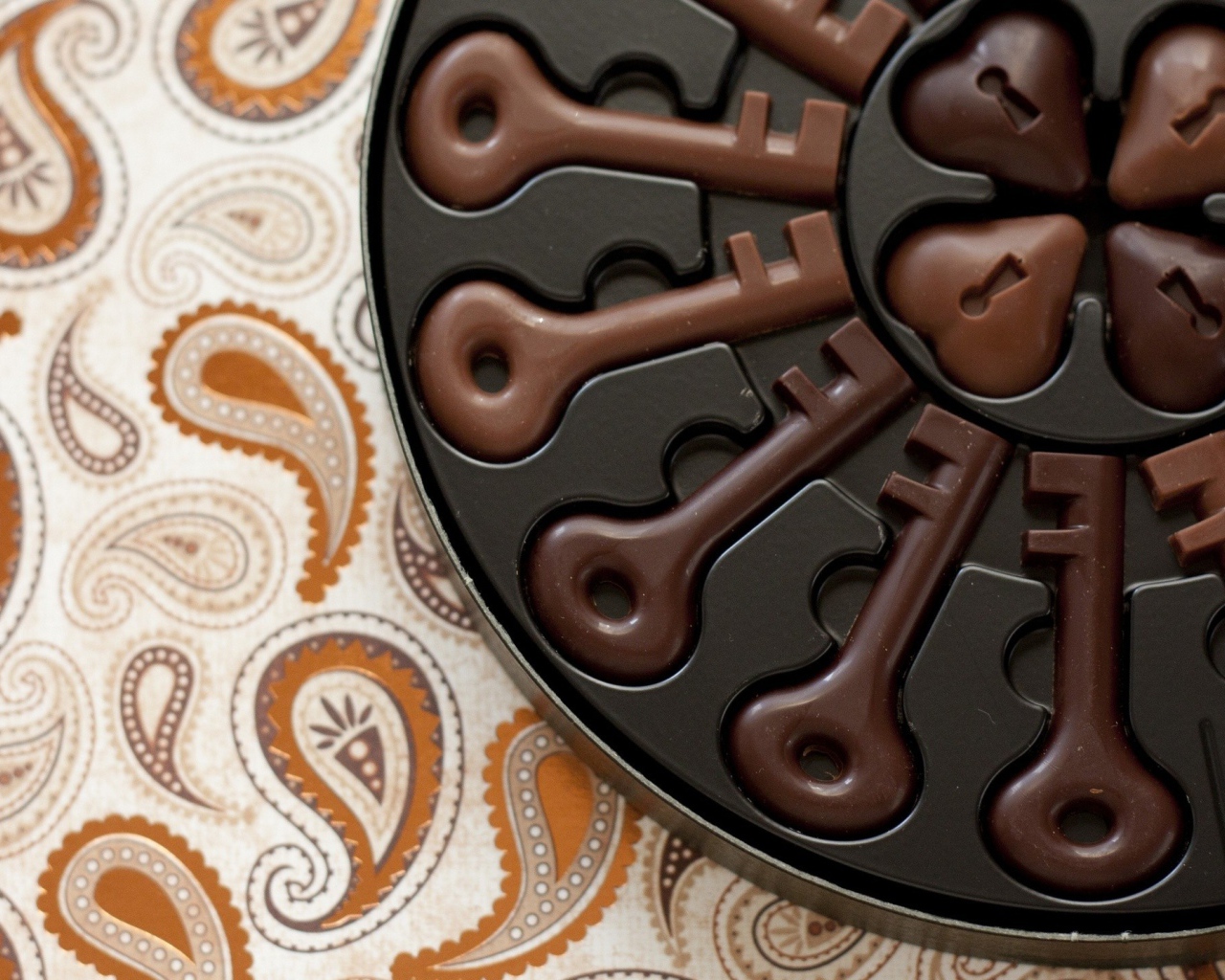 Конфеты из шоколада в форме ключей и сердец