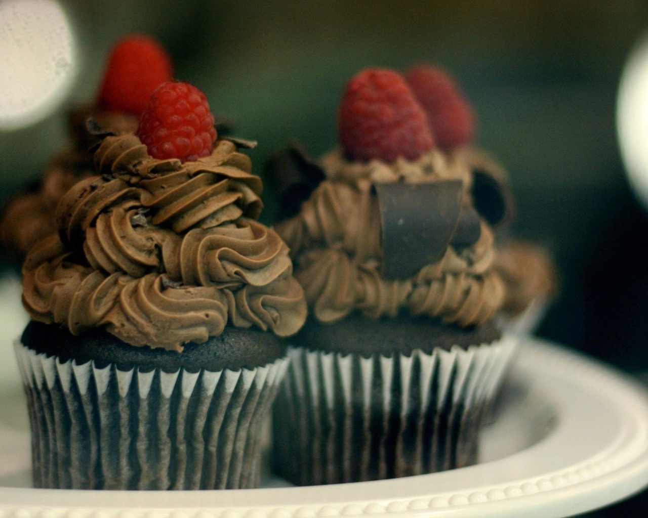 Шоколадные кексы с кофейным кремом и ягодами